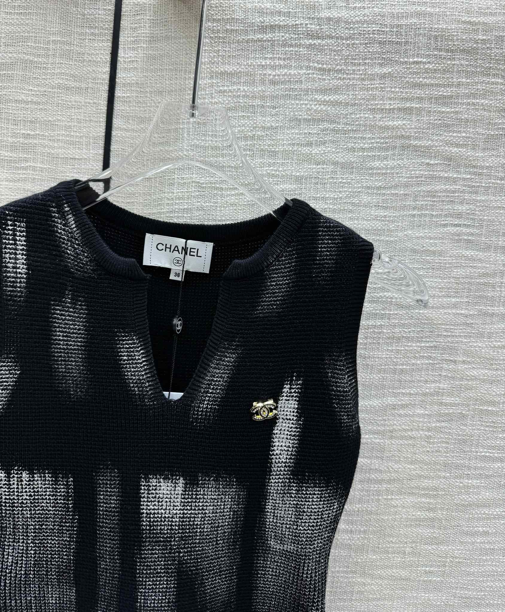 Вязаный жилет Chanel 2403 Graffiti с V-образным вырезом - Черный - 1 шт.