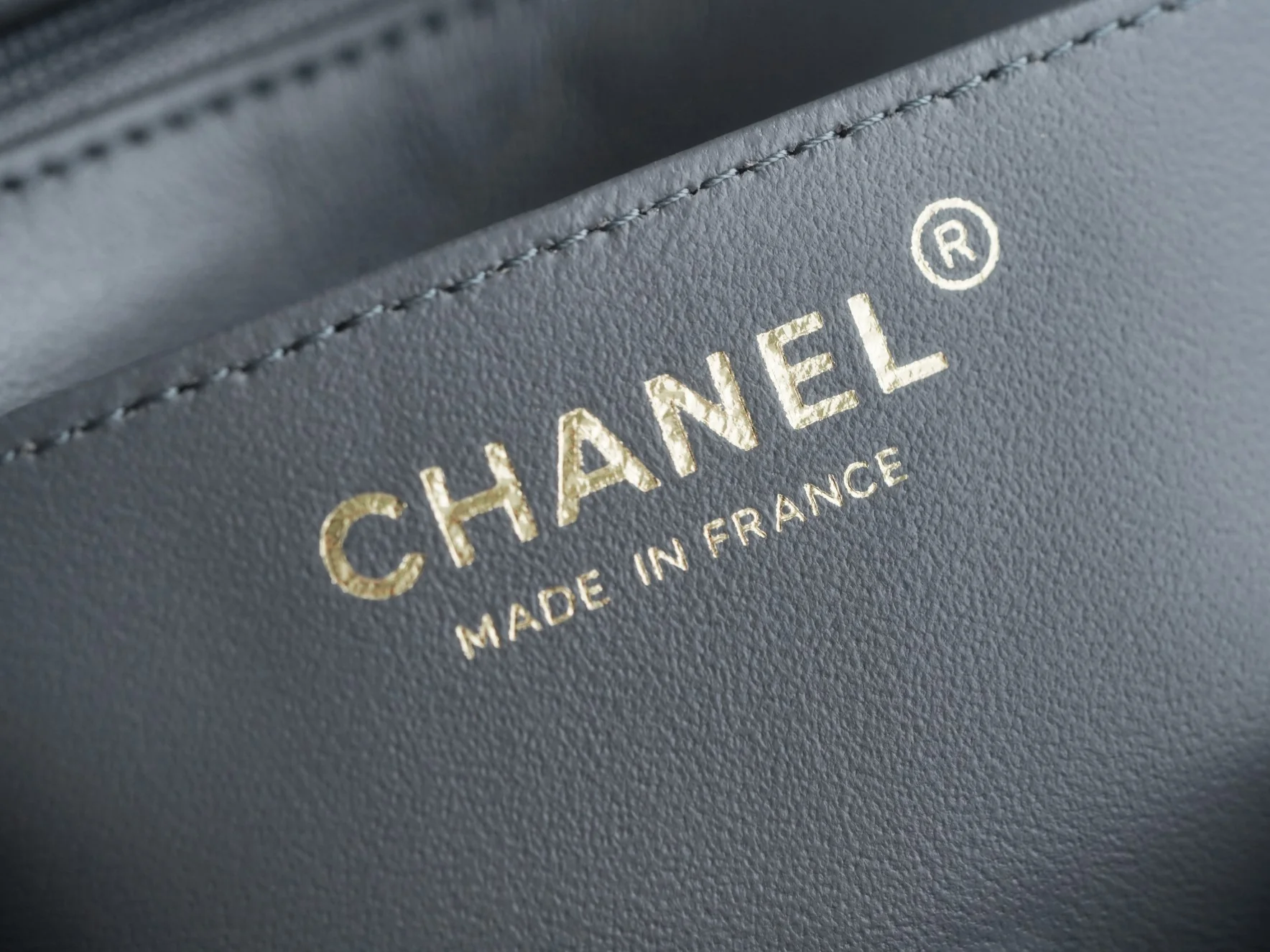 Часы Chanel CF Square Fat Man - 18 см - темно-серые, из овечьей кожи, со светло-золотистой пряжкой.