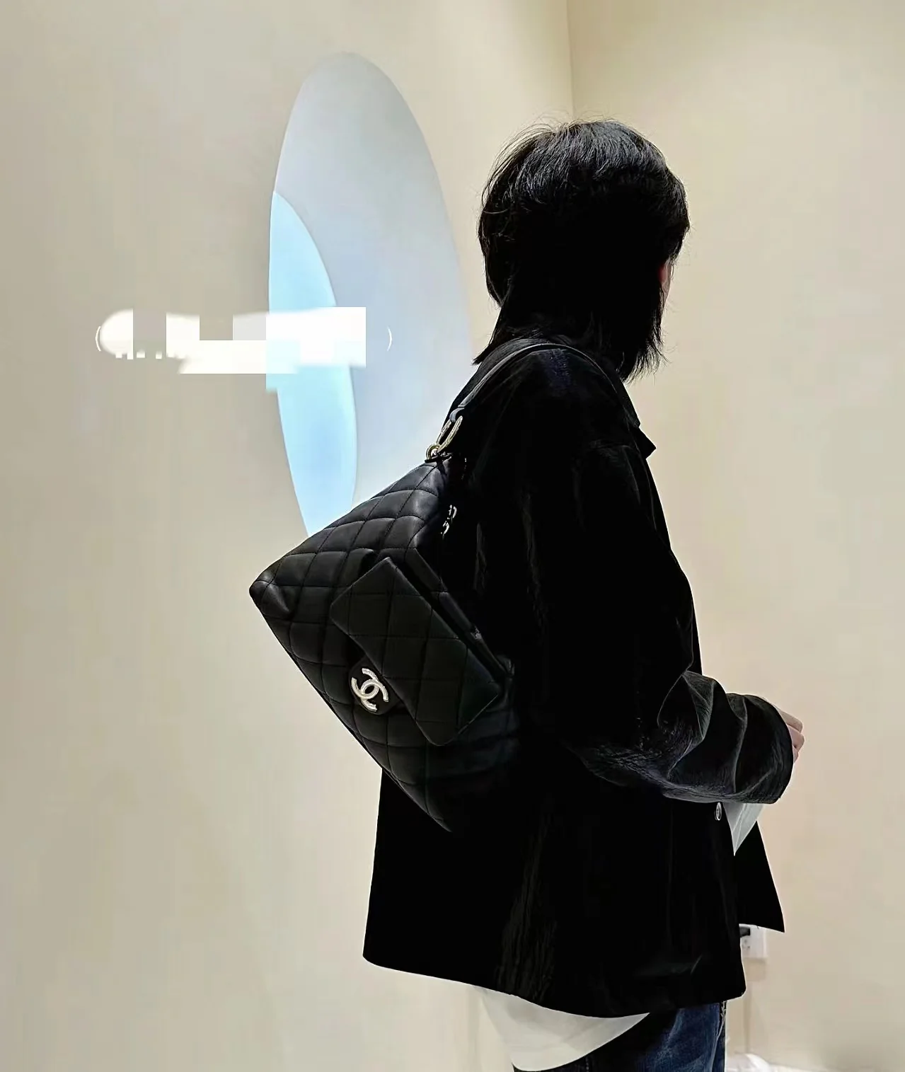 Коллекция Chanel осень/зима 2023 - Сумка-хобо в стиле хиппи - Овечья кожа - Черная