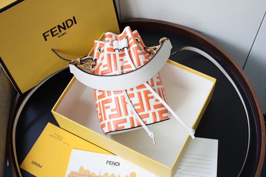 Миниатюрная кожаная сумка-ведро Fendi Montresor цвета слоновой кости