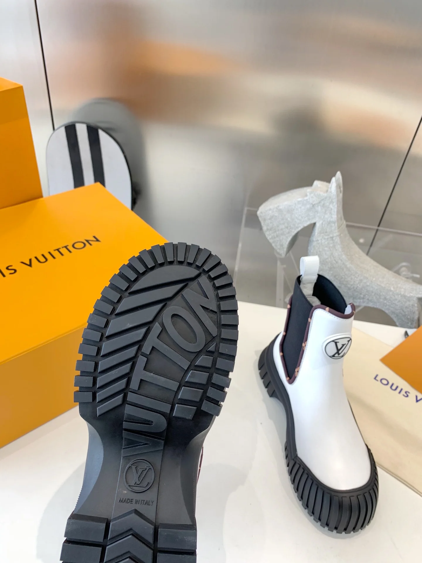 LV - Новинка сезона осень/зима 2022 - Ботильоны Ruby - Белые