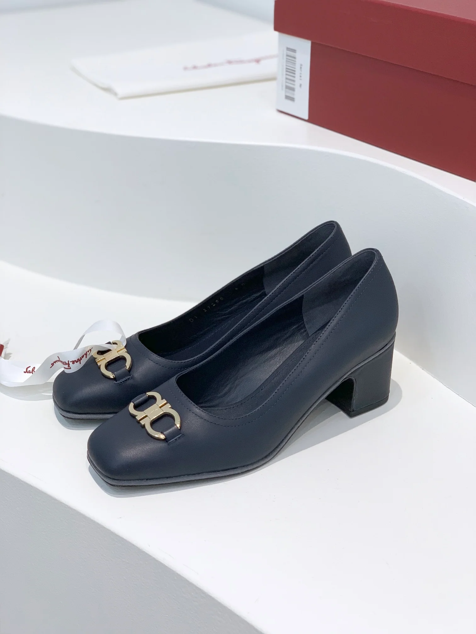 Туфли Salvatore Ferragamo - классическая пряжка Gancini - низкий каблук