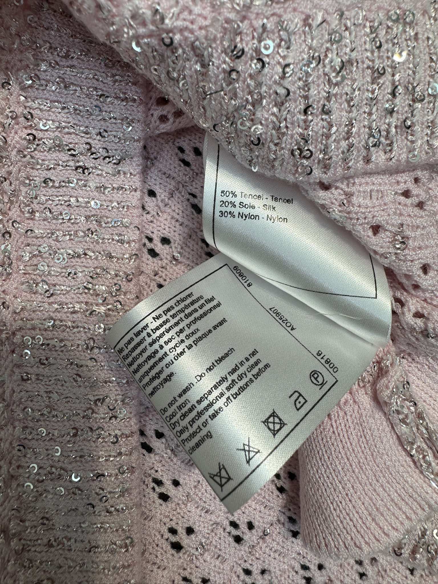 Футболка Chanel 2403 из трикотажа с коротким рукавом, черная и серебристая, с пайетками, розовая.