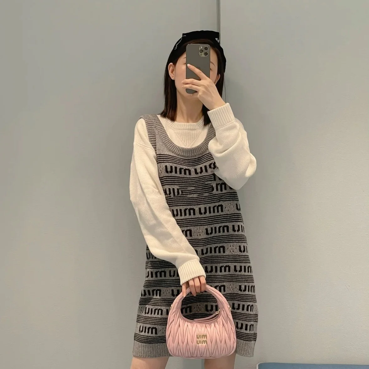 Сумка Miu Miu Wander — подборка фотографий, демонстрирующих людей, носящих её.