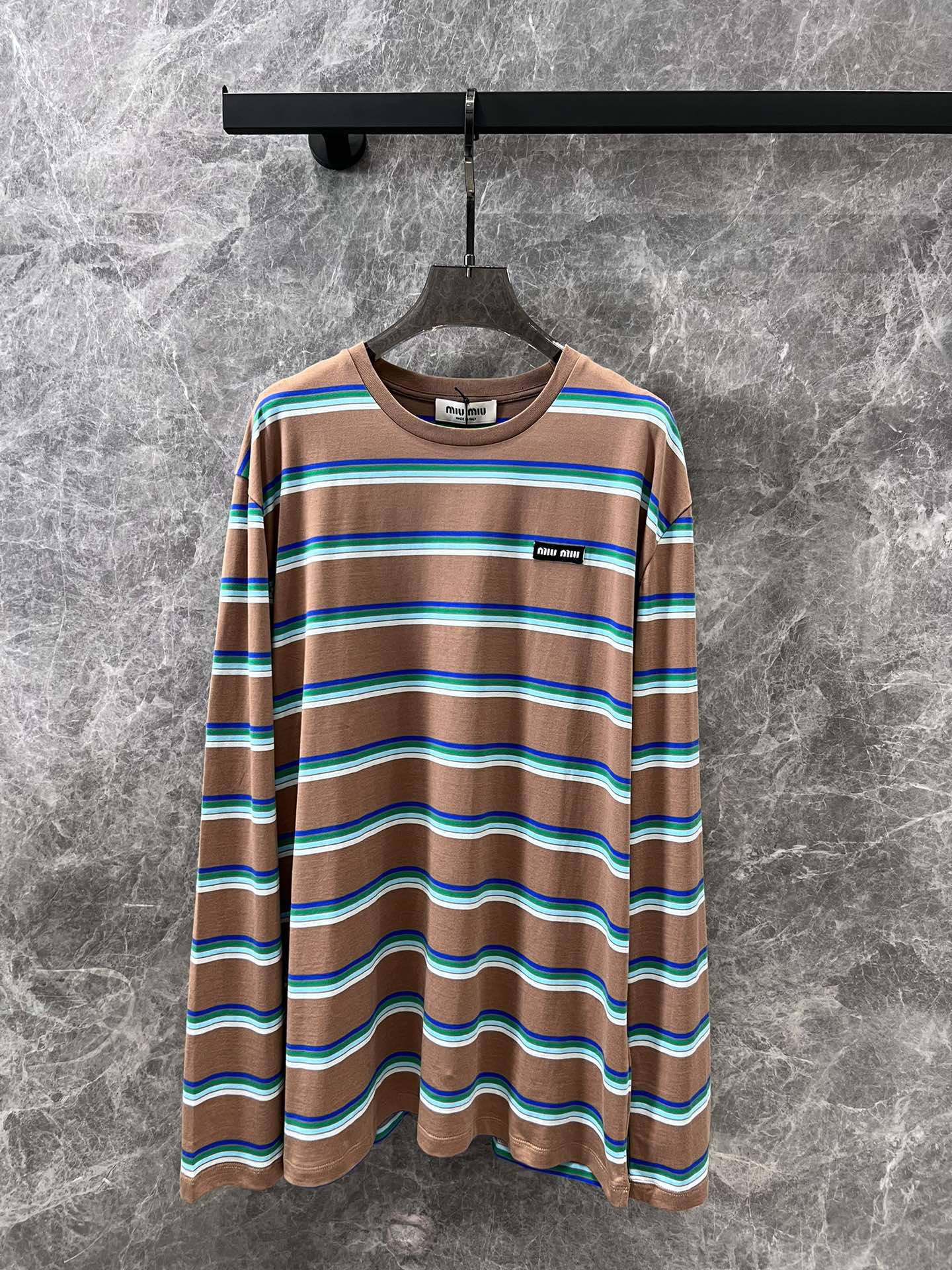 Miu Miu - 2404 - 24ss Весна/Лето Новая модель: футболка с длинными рукавами и микрологотипом в полоску, цвет кофейный