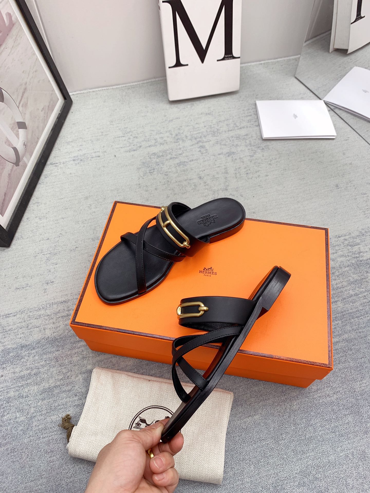 Новинка сезона весна/лето 2022 от Hermes - Текстурированные плоские тапочки - 1