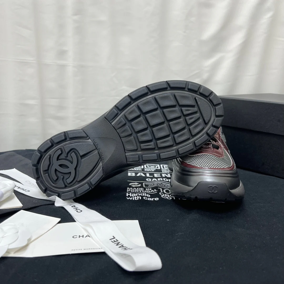 Круизная коллекция Chanel 2023 — Подиумная коллекция — Кроссовки — Черно-красные