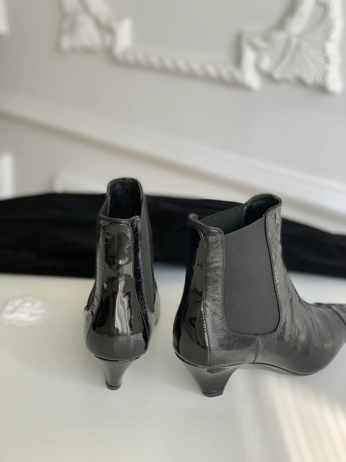 Новинка сезона осень/зима 2023 от Chanel - Ботильоны из овечьей кожи с квадратным носком и массивным каблуком - Матовый черный