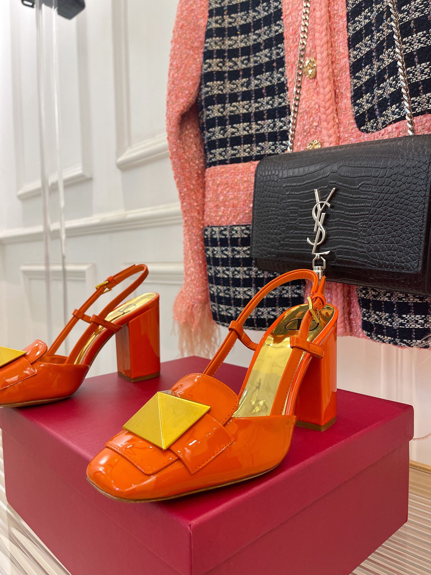 Весенняя коллекция Valentino 2022 — Сандалии на массивном каблуке — Оранжевые