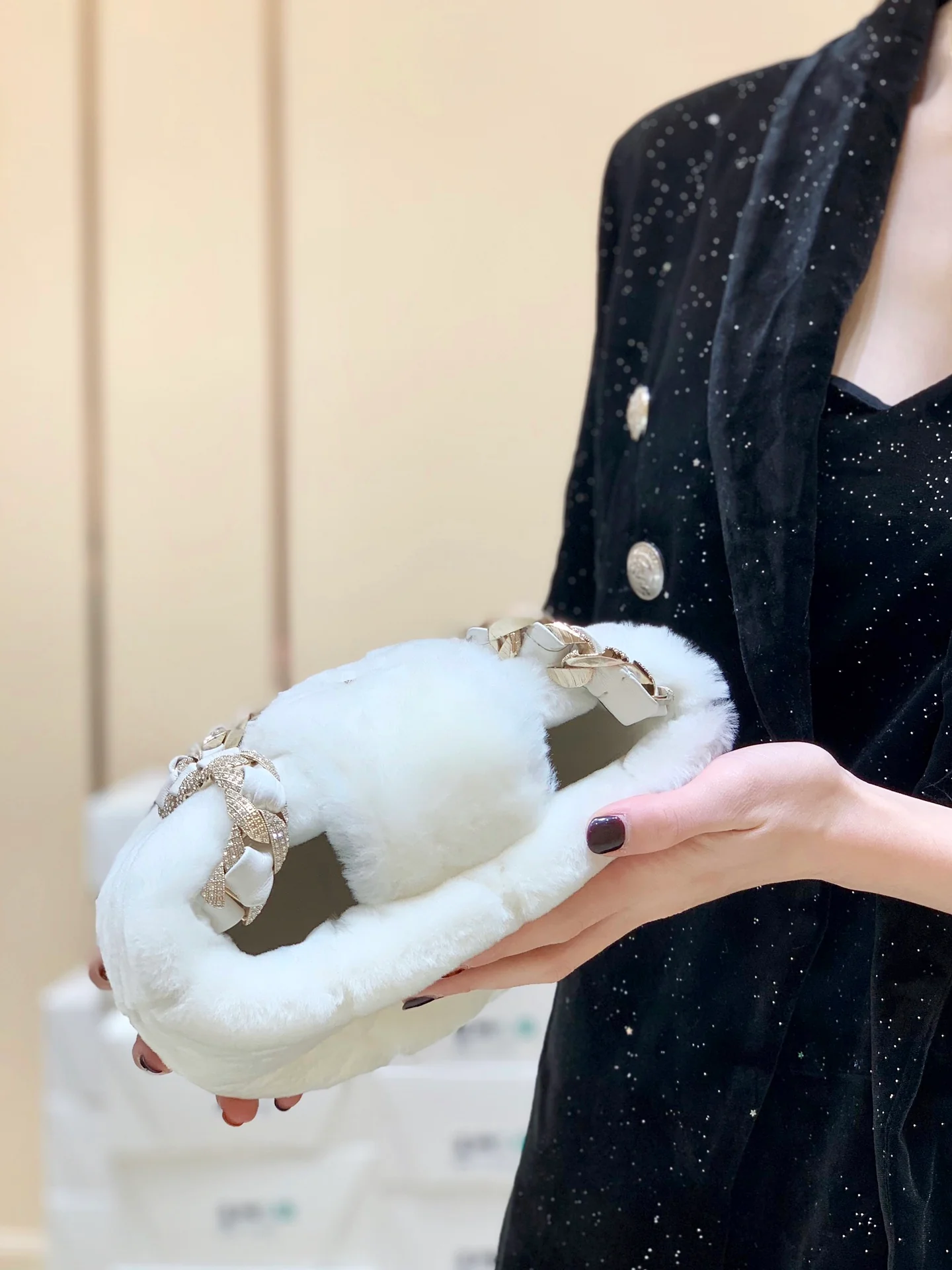 Сумка Chanel из овчины с бриллиантовой цепочкой - 2 шт.