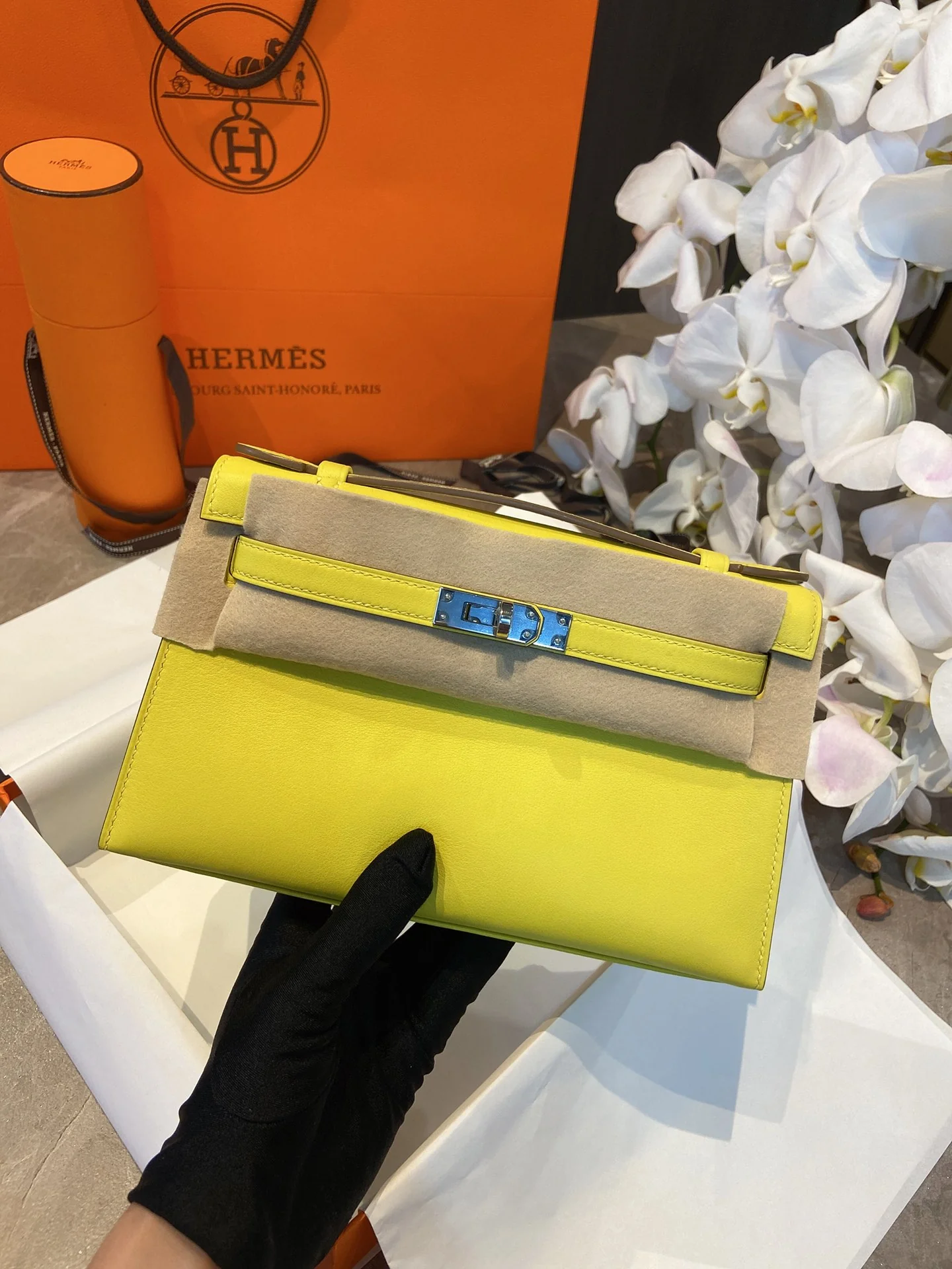 Мини-сумка Hermes Kelly 1-го поколения, 22 см, цвет Swift, лимонно-желтый, серебряная пряжка.