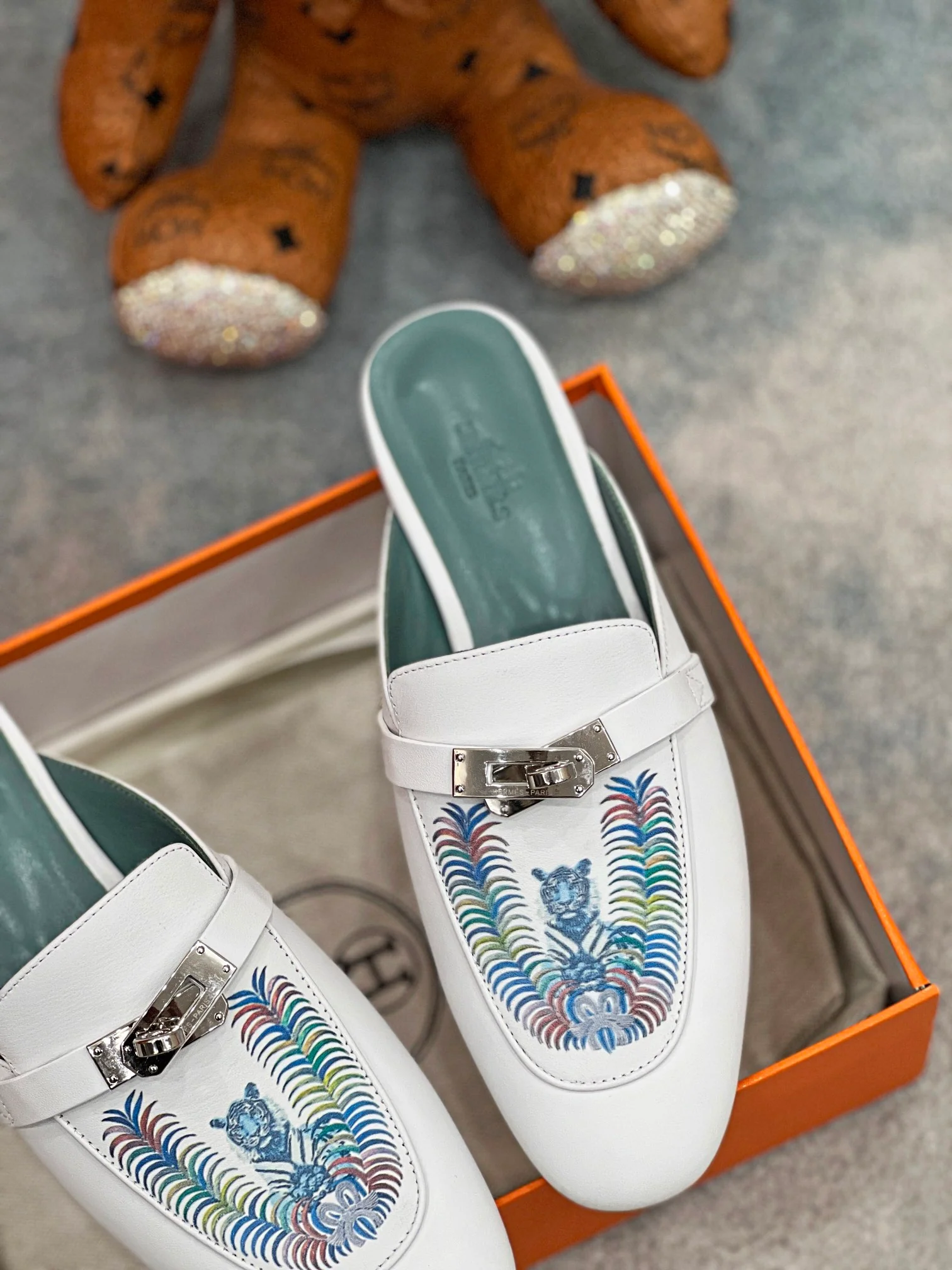 Новинка весны 2022 года от Hermes - мюли без шнурков.