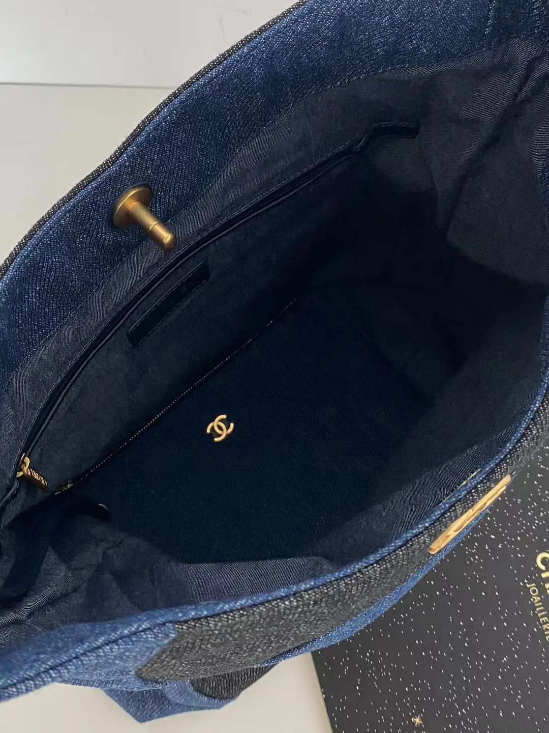 Коллекция Chanel Весна/Лето 2023 - Синяя джинсовая сумка-тоут - Синяя отделка с черным основанием