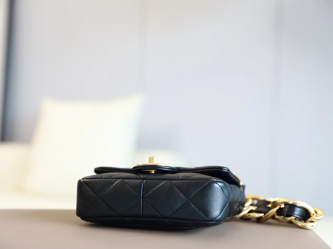 Винтажная сумка-мессенджер Chanel под мышкой - 1