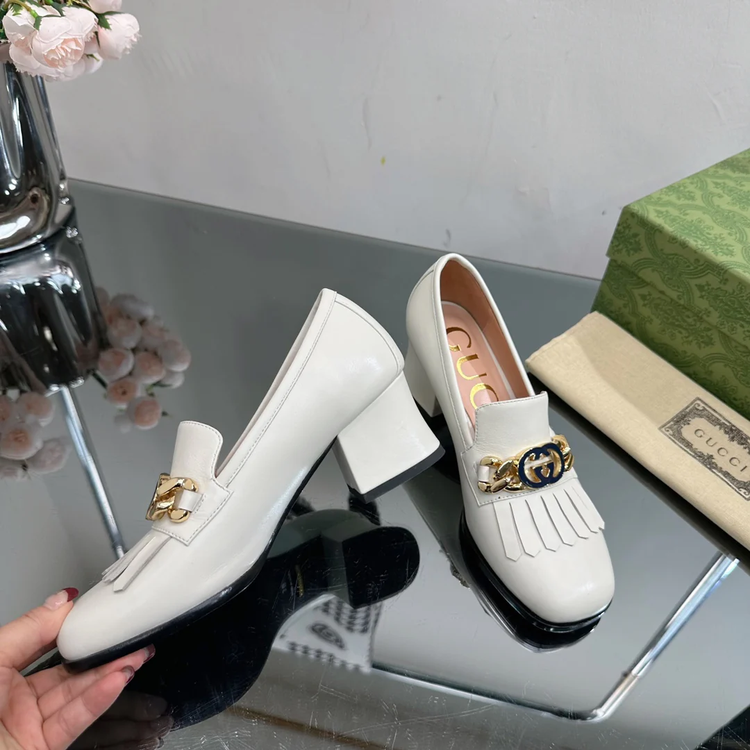 Новинка сезона осень/зима 2023 от Gucci - Лоферы на высоком каблуке из кожи - Белые