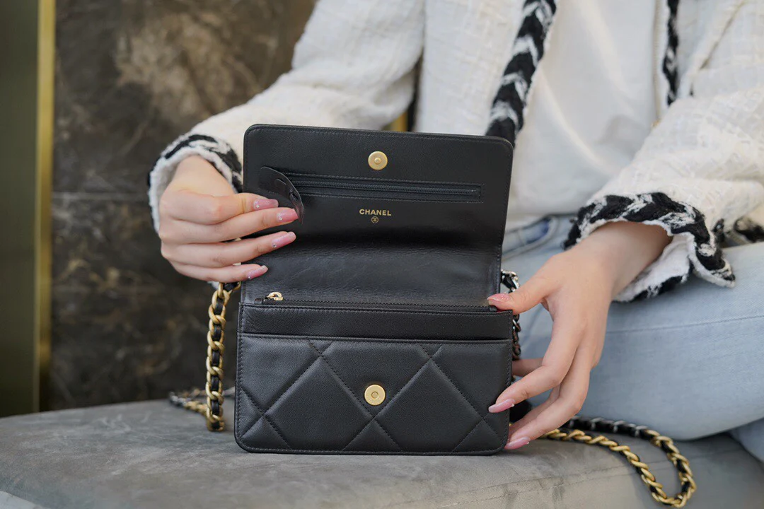 Chanel - Коллекция 19 WOC - Черный с золотой пряжкой