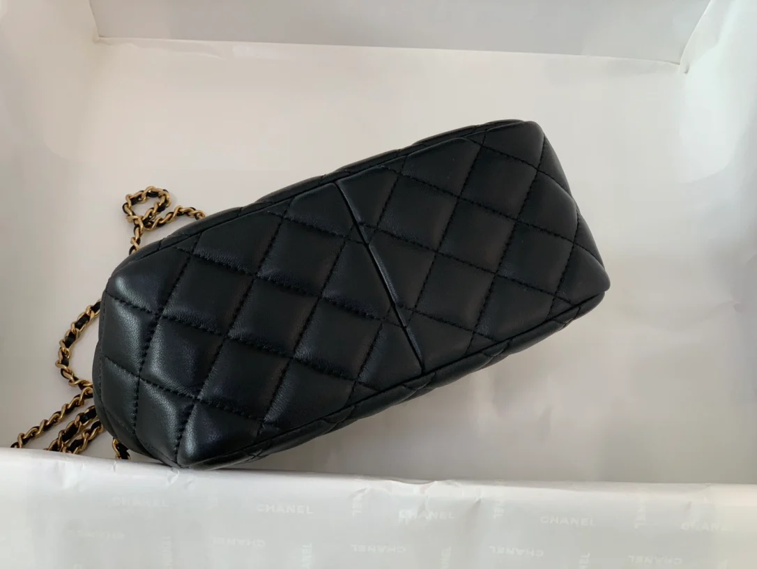 Коллекция Chanel Весна/Лето 2022 - Сумка-хобо Golden Globe - Маленькая - 1