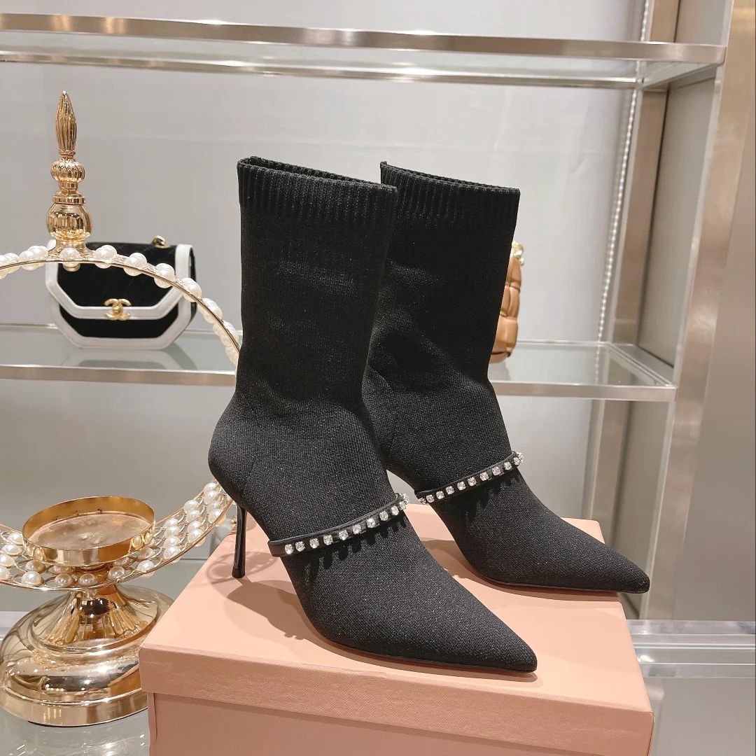 Новинка осенне-зимней коллекции Miu Miu 2022 — Ботильоны-носки на шпильке — Черные