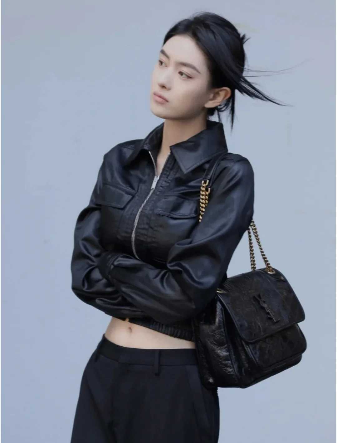 Часы YSL Niki Baby 28 см, кожаные, черные, с золотой цепочкой — на фото.