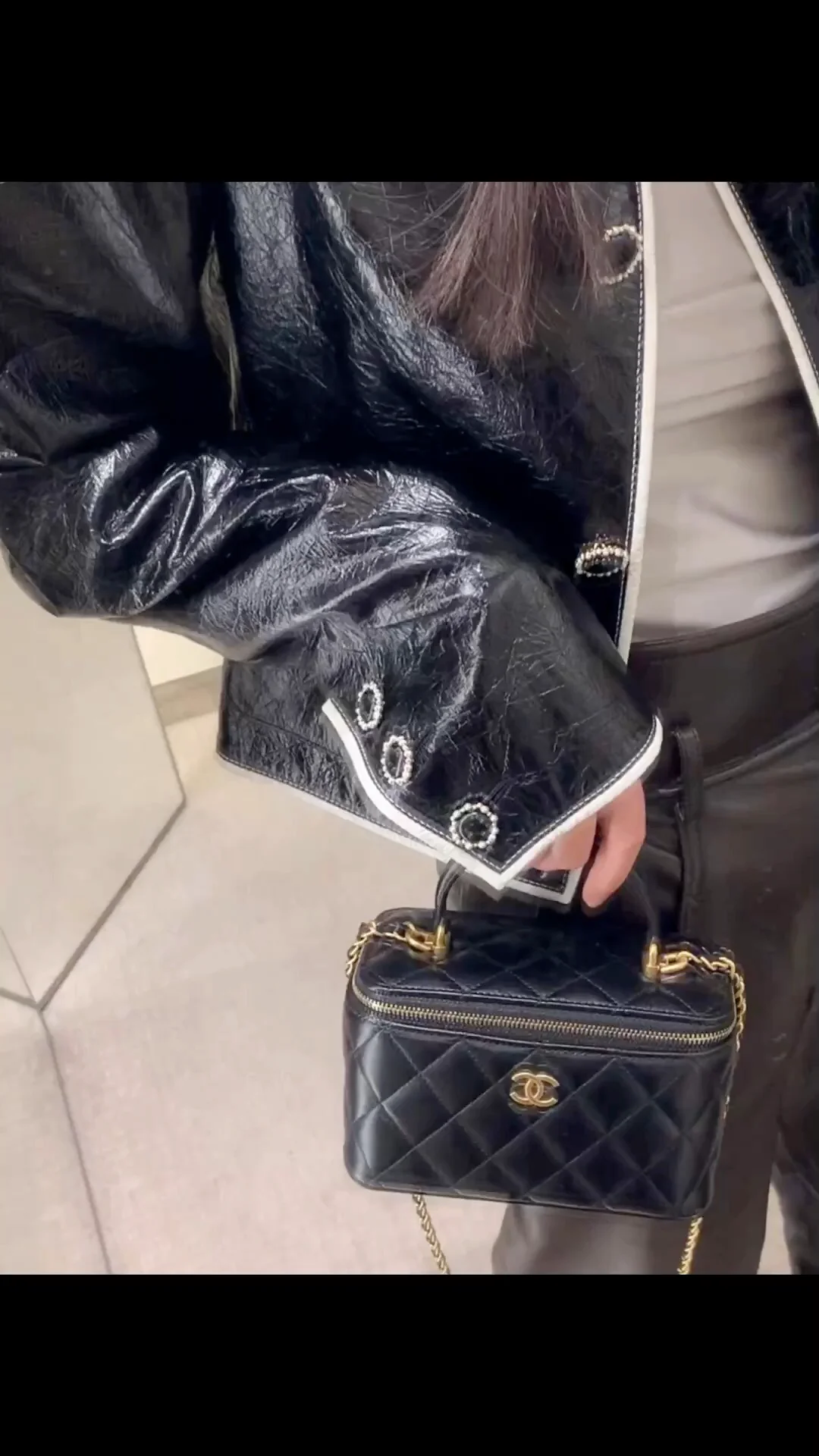 Сумка-коробочка Chanel с кожаной ручкой, длинная, черная.