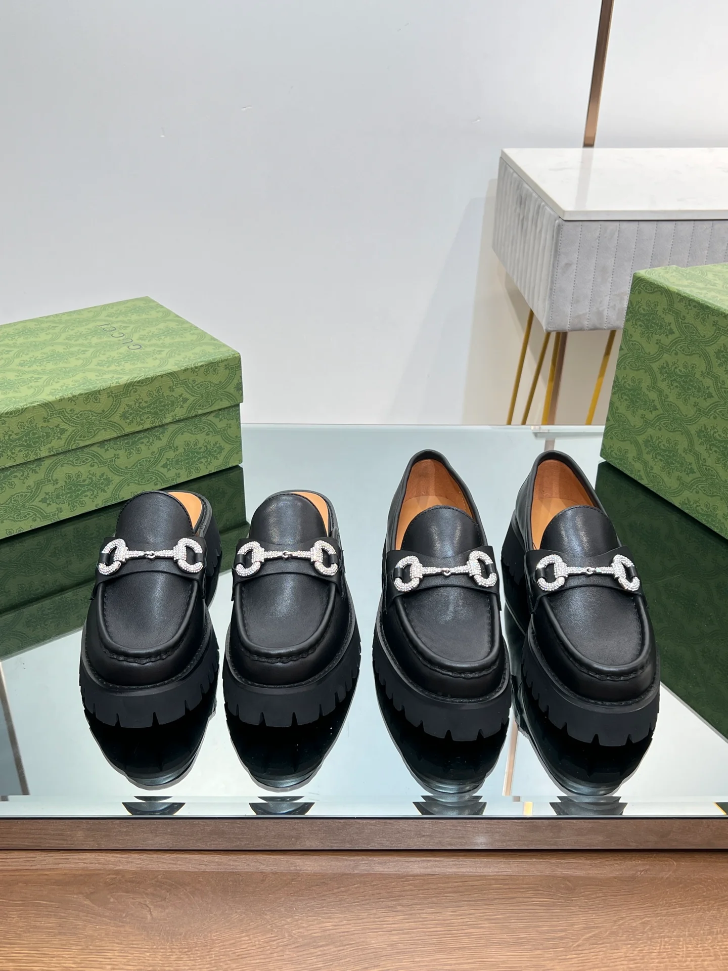 Лоферы Gucci 2024 на платформе с кристаллами и стразами в форме конской уздечки - изображение из коллекции