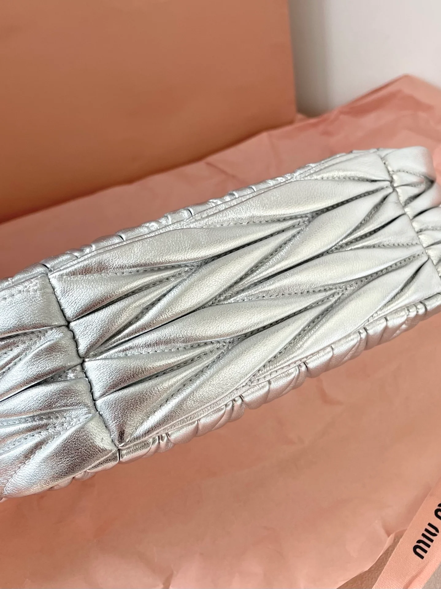 Сумка Miu Miu Wander, маленькая, из овечьей кожи, серебристая.