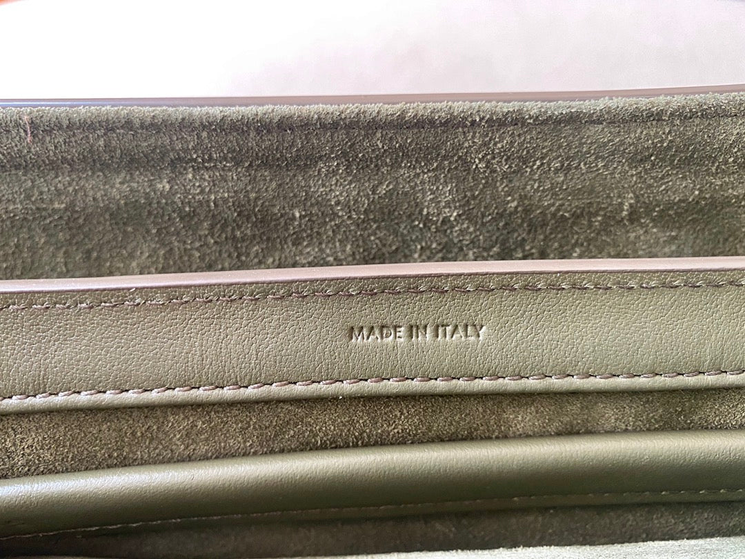 Сумка Celine Soft 16 Medium из гладкой телячьей кожи