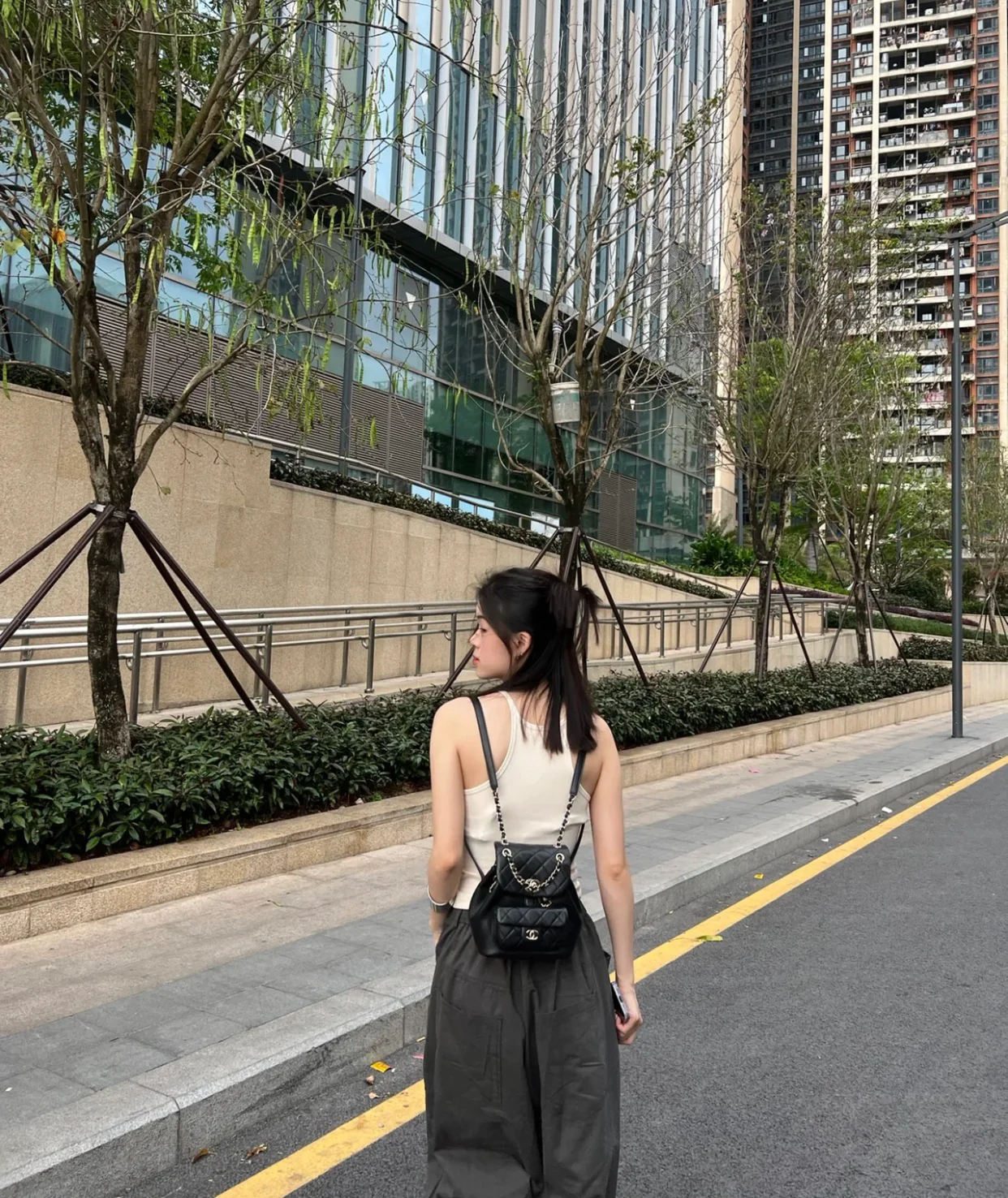 Рюкзак Chanel — черный, из вощеной кожи.