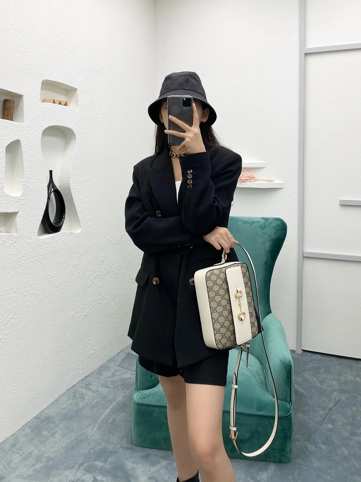 Сумка для фотоаппарата Gucci 1955 с пряжкой в ??виде подковы - 2 шт.