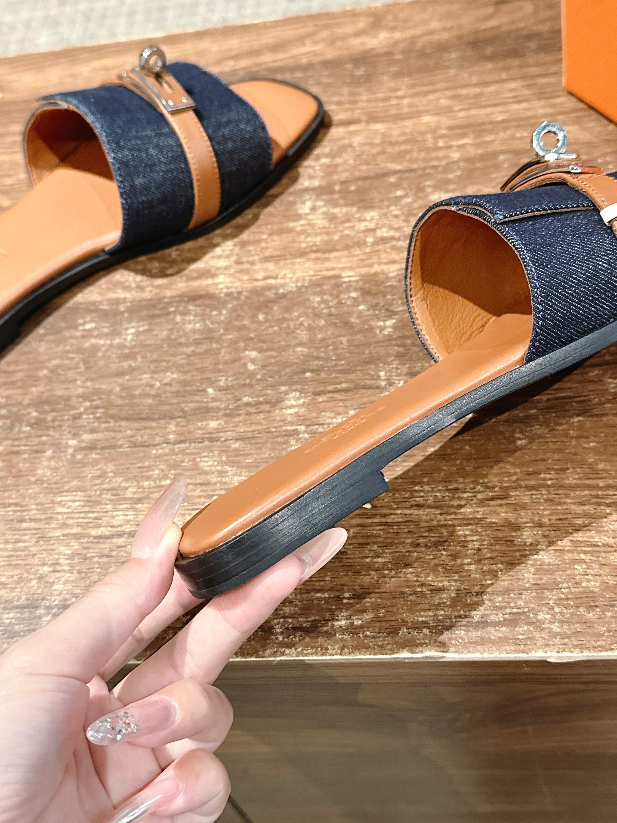 Сандалии Hermes Kelly с пряжкой, коричневые.