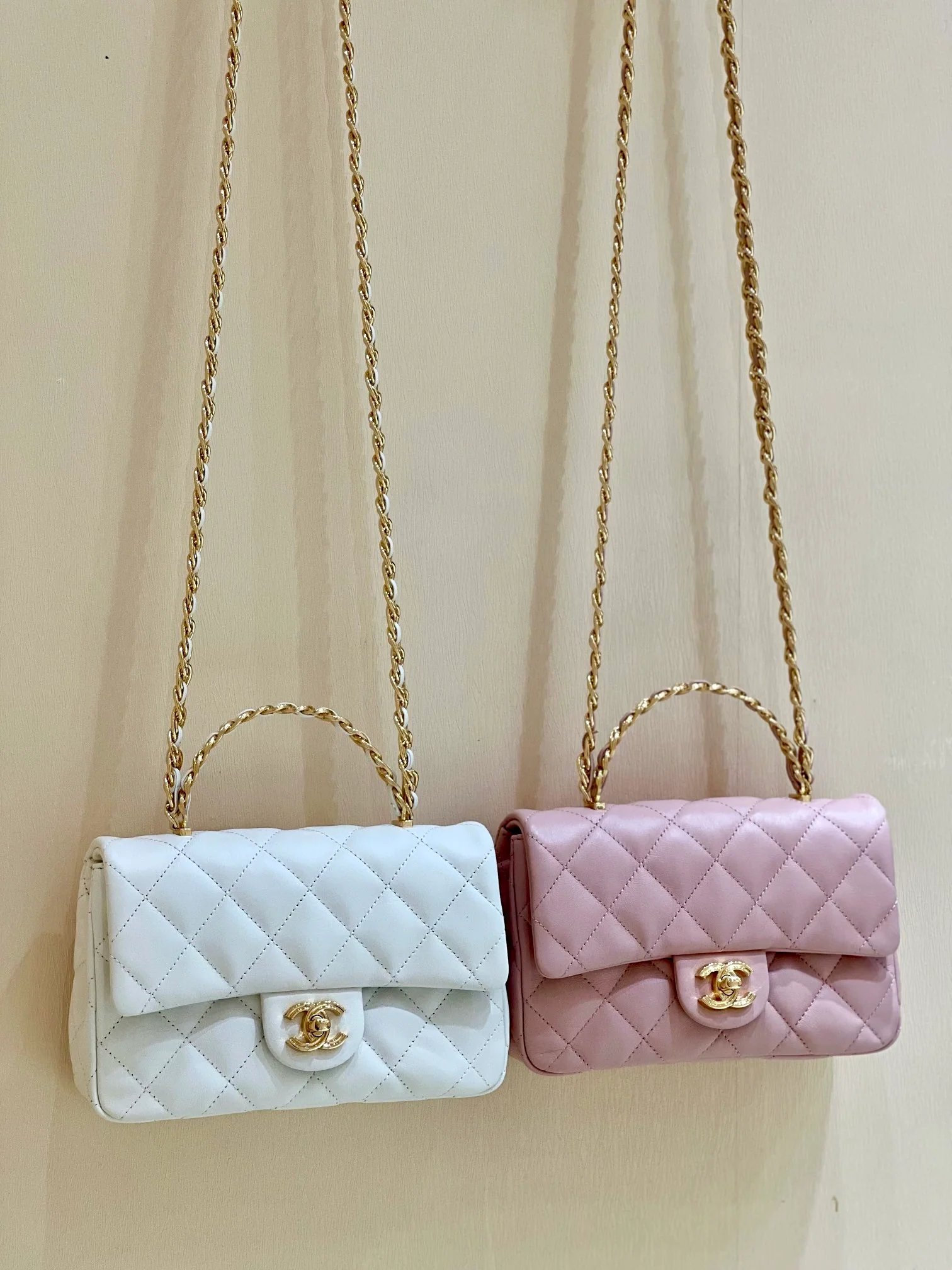 Ручка сумки Chanel 23a CF со стразами - розовая