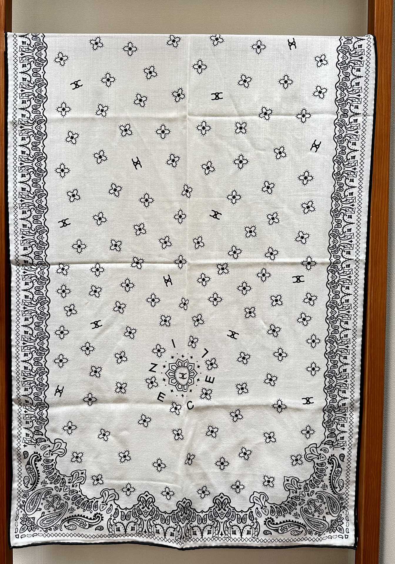 Тонкий шарф Chanel с цветочным узором, 2024 год - белый.