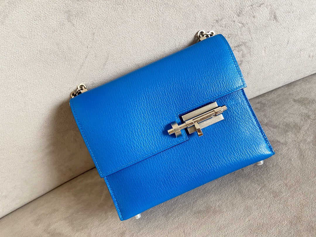 Мини-сумка Hermes Verrou из козьей кожи T7 аквамаринового цвета с серебряной пряжкой.