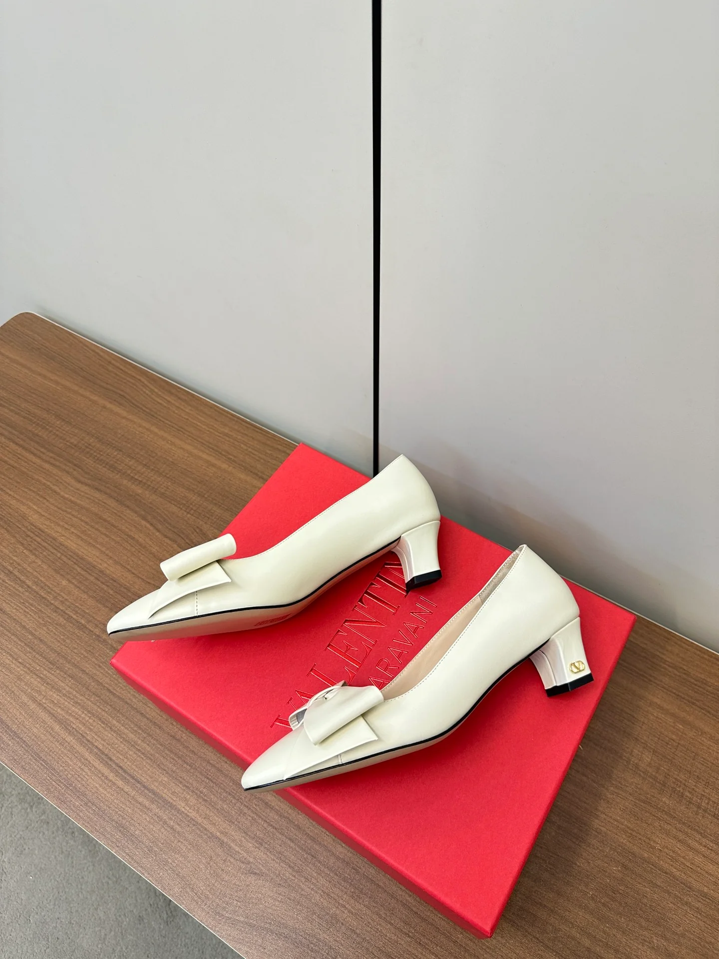 Туфли-бабочки Valentino 2024 - белые