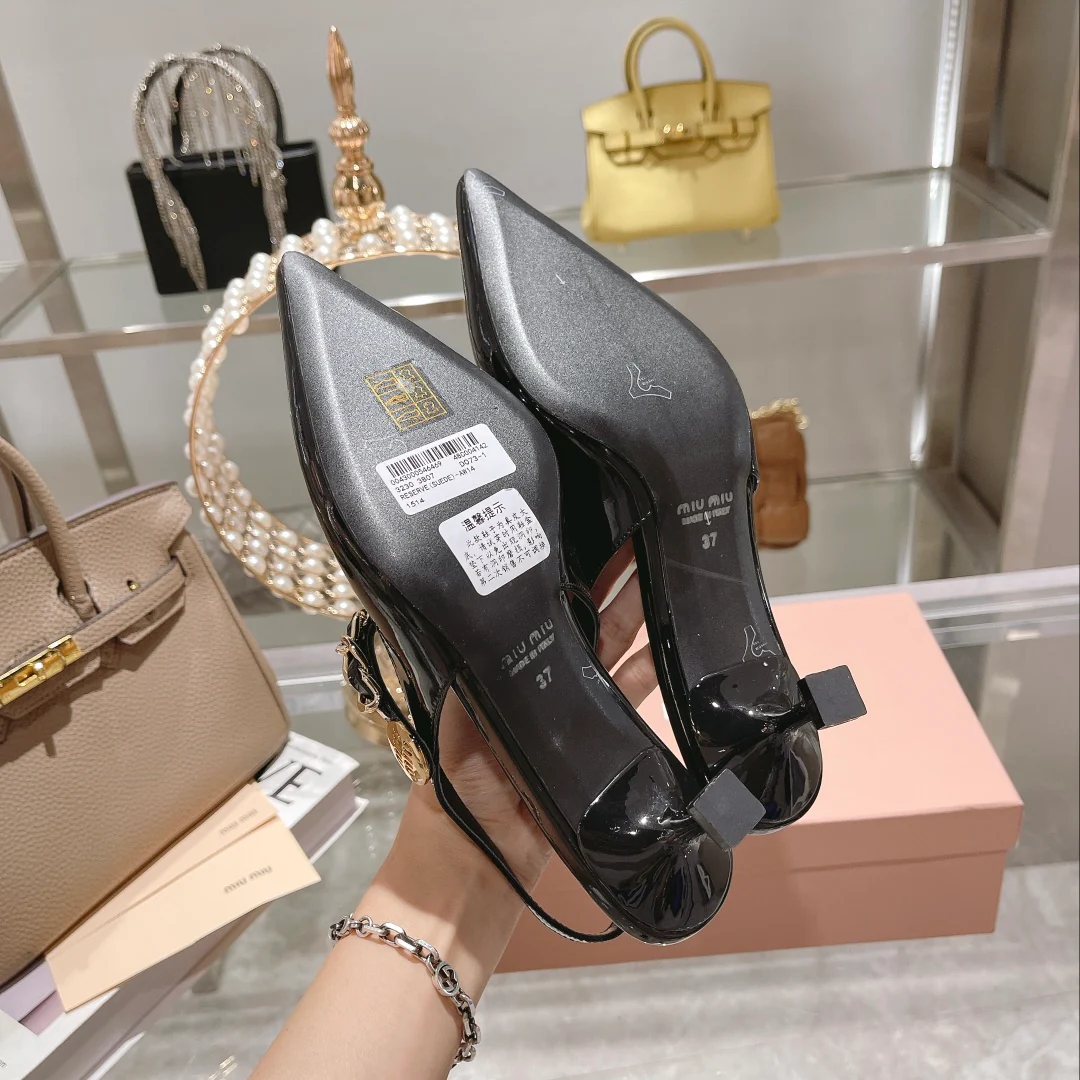 Новинка осенне-зимней коллекции Miu Miu 2022 — Туфли на каблуке с острым носком и разрезом — Черные — 1