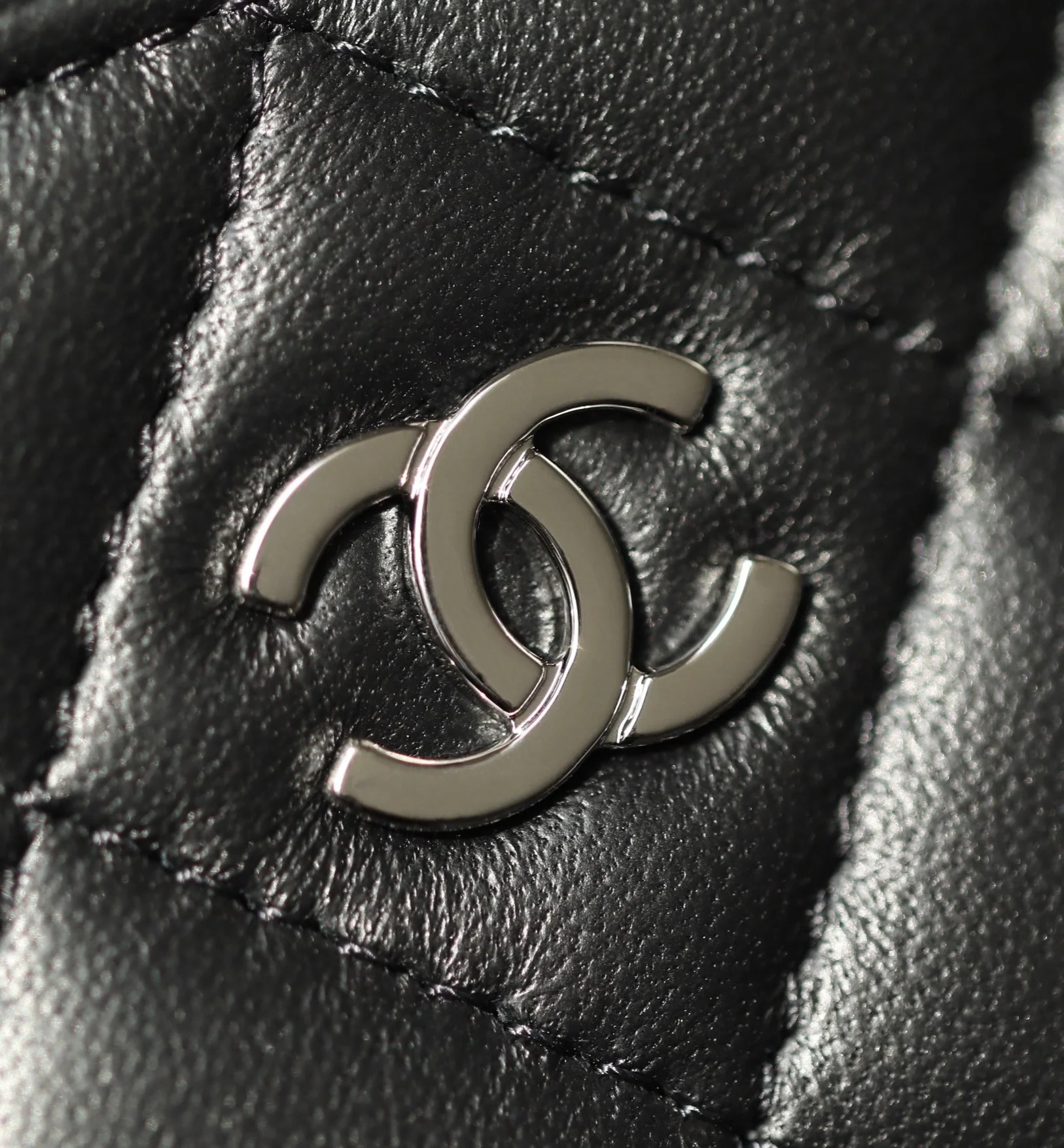 Кардхолдер Chanel — из черной овечьей кожи с серебряной пряжкой.