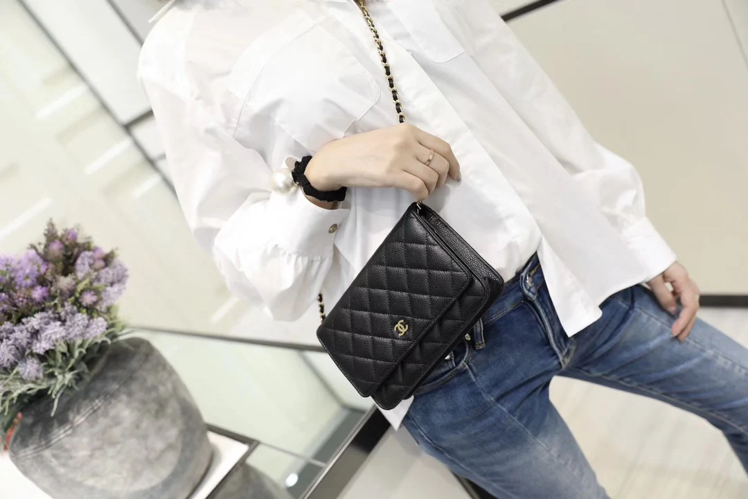 Chanel - Классическая брошь WOC - Черная кожа личи, золотая пуговица