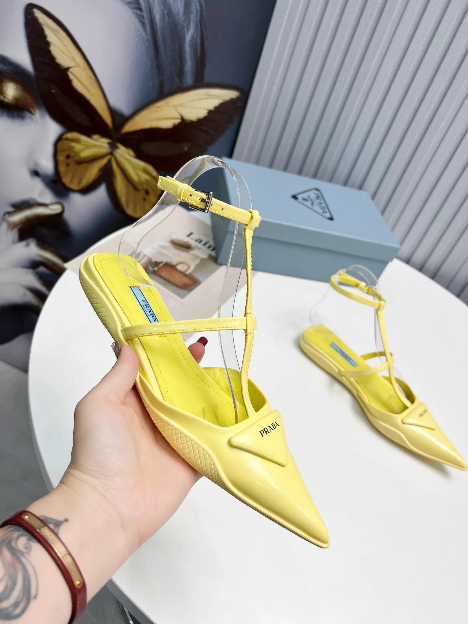 Prada - Желтые сандалии с острым носком