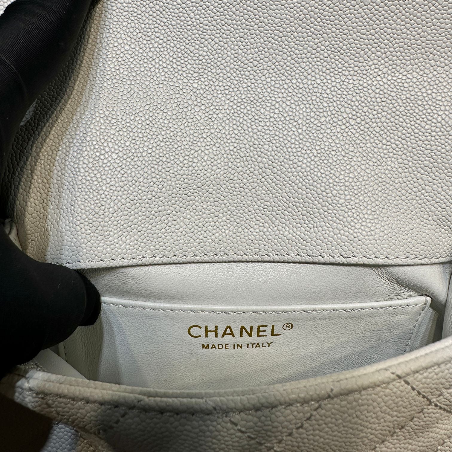 Новинка сезона весна/лето 2023 от Chanel - сумка CF Heart с регулируемой пряжкой и цепочкой - телячья кожа с текстурой 