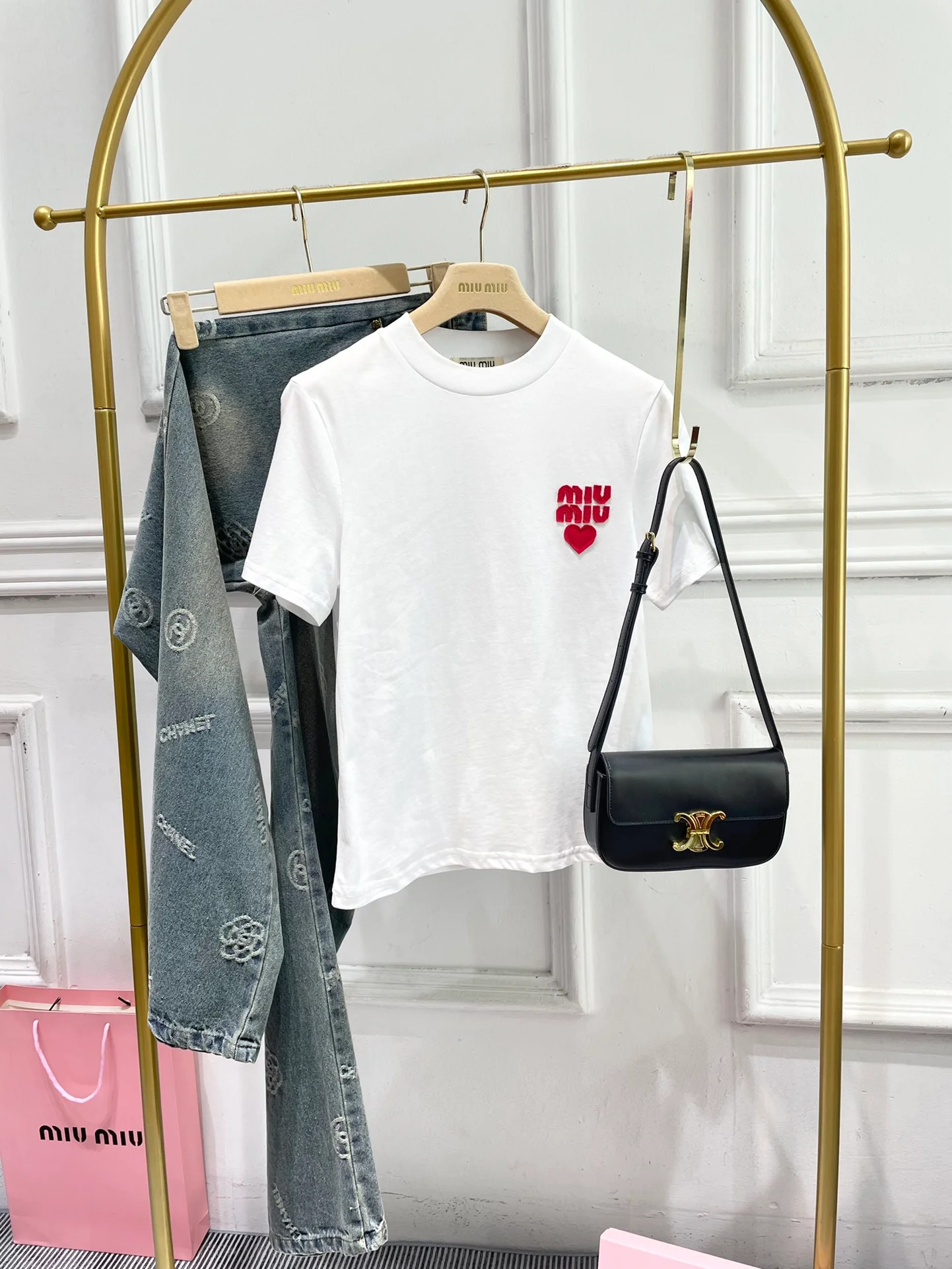 Miu Miu-2404 - Простая футболка с коротким рукавом и красной аппликацией в виде надписи.