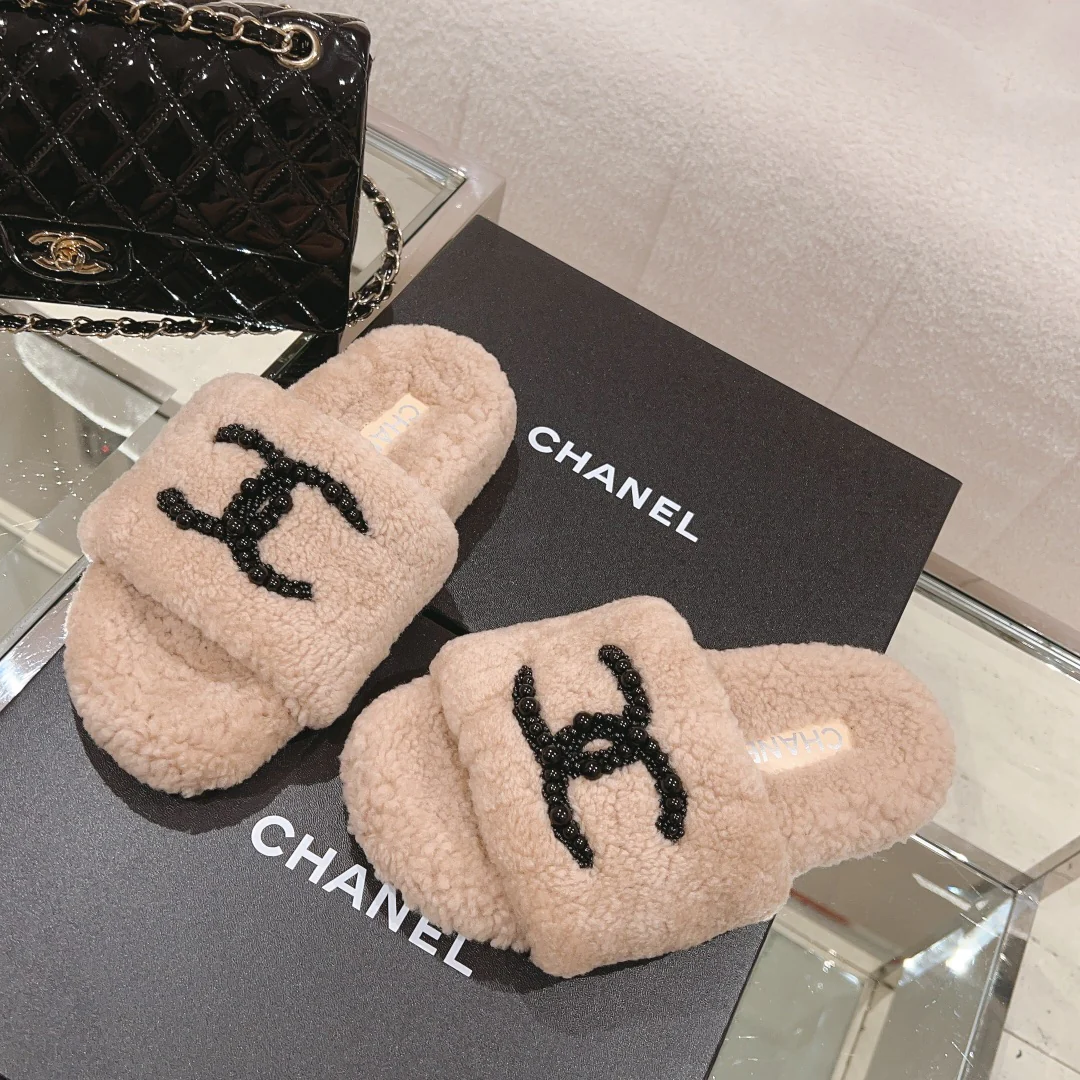Новинка сезона осень/зима 2023 от Chanel - Меховые тапочки - Светло-коричневые
