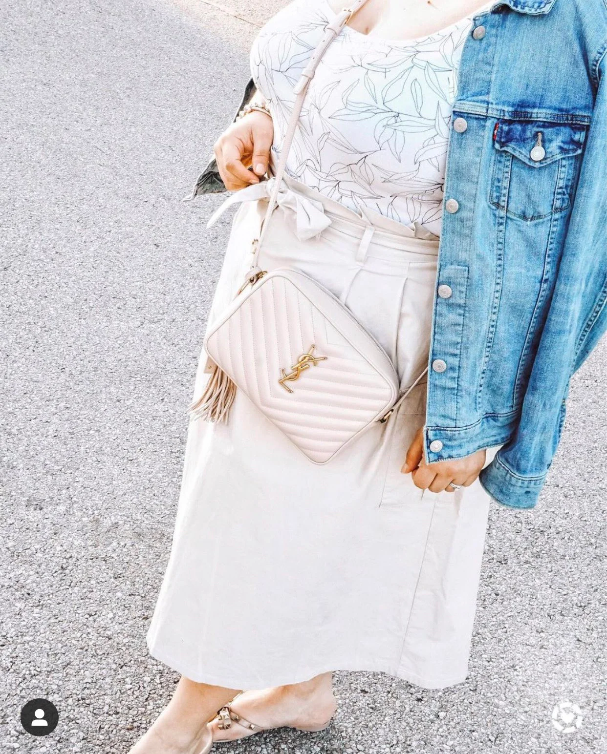 Фотосумка YSL Lou Bag — белая с золотой фурнитурой.