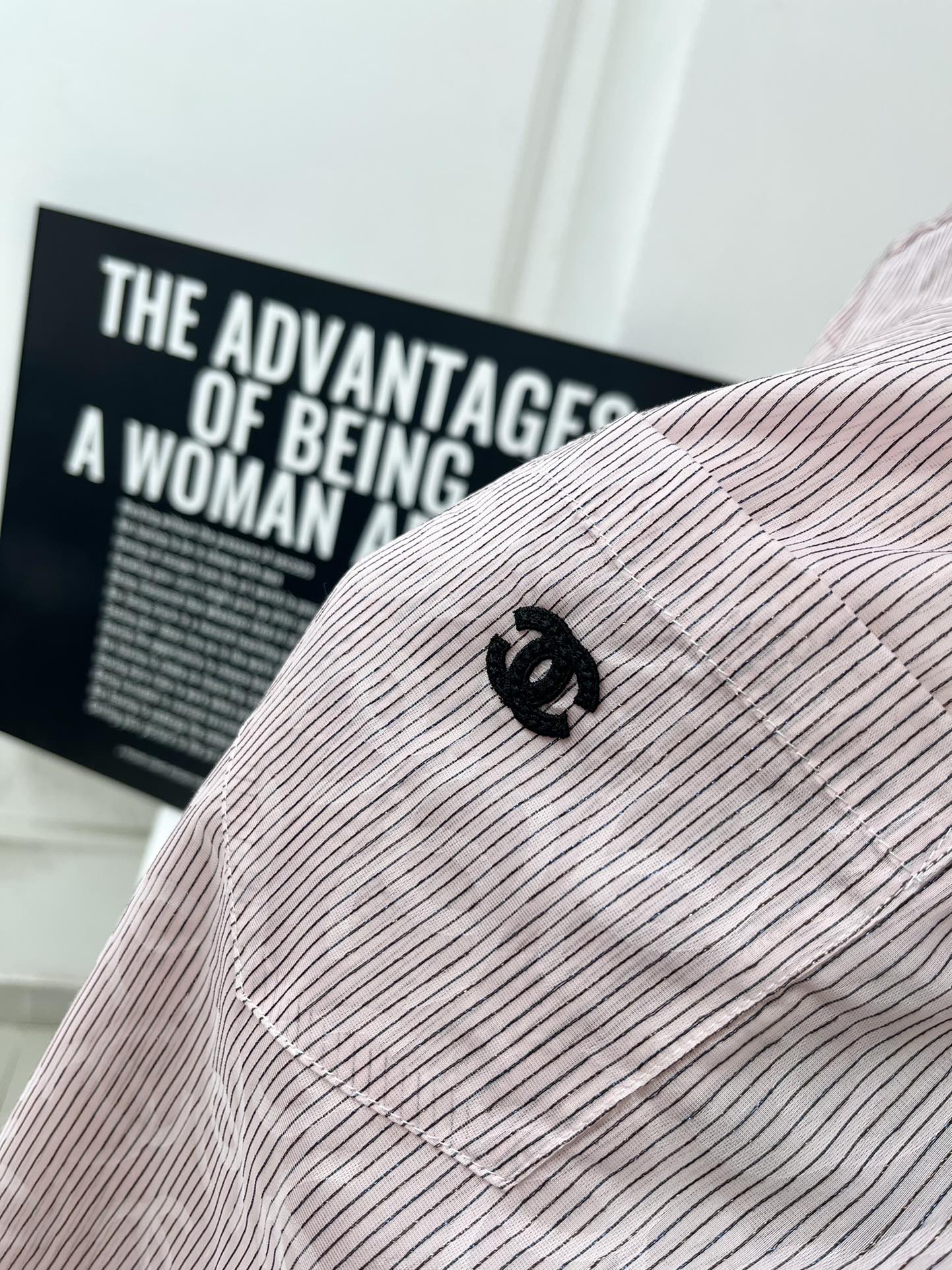 Chanel 2403 - Рубашка с двойным С-образным воротником и тонким узором - Розовая