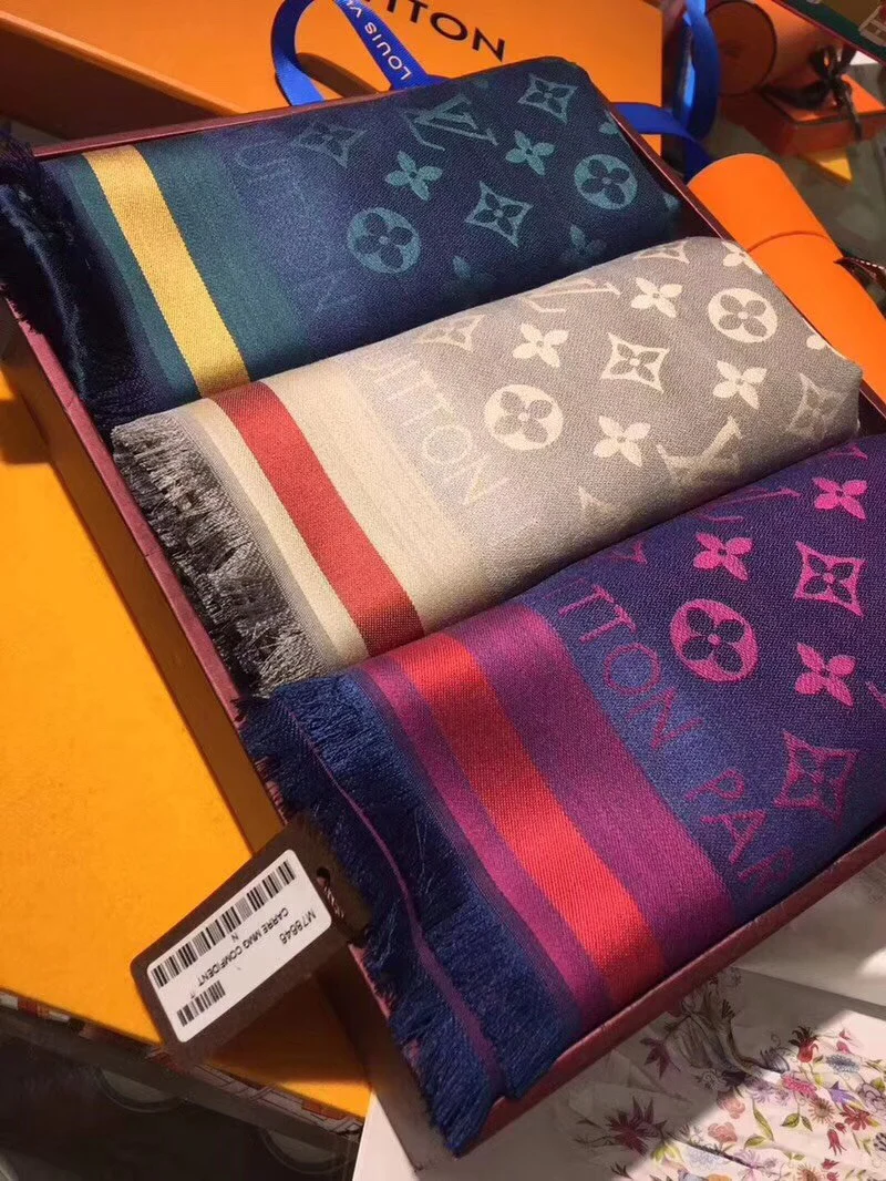 Шелковый шарф LV-140 Monogram — модель высшего класса с исключительно мягкой текстурой.