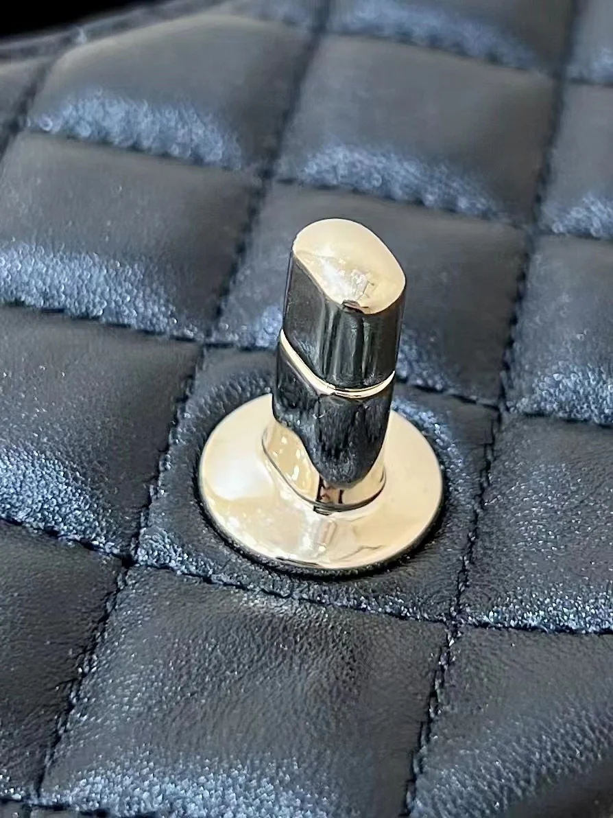 Ручка сумки Chanel 23a CF со стразами - черная