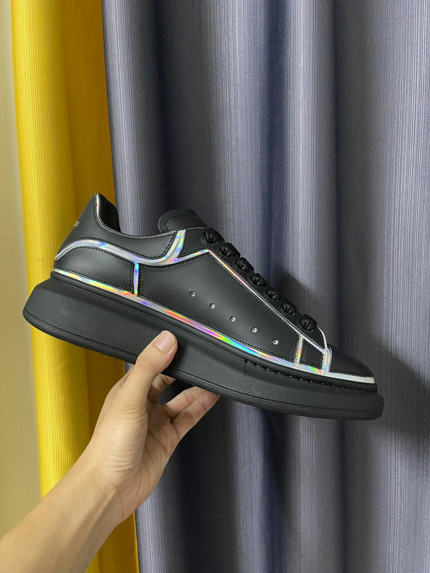 Классические белые кроссовки McQueen - унисекс - серебристо-черная кожа с лазерной перфорацией