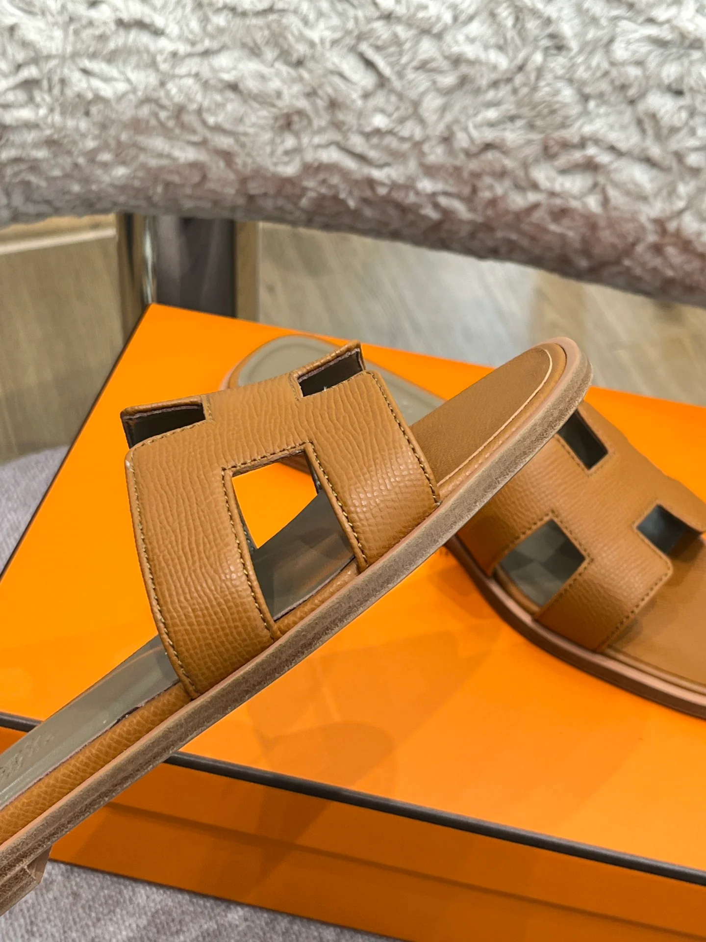 Новинка сезона весна/лето 2022 от Hermes - сандалии на плоской подошве