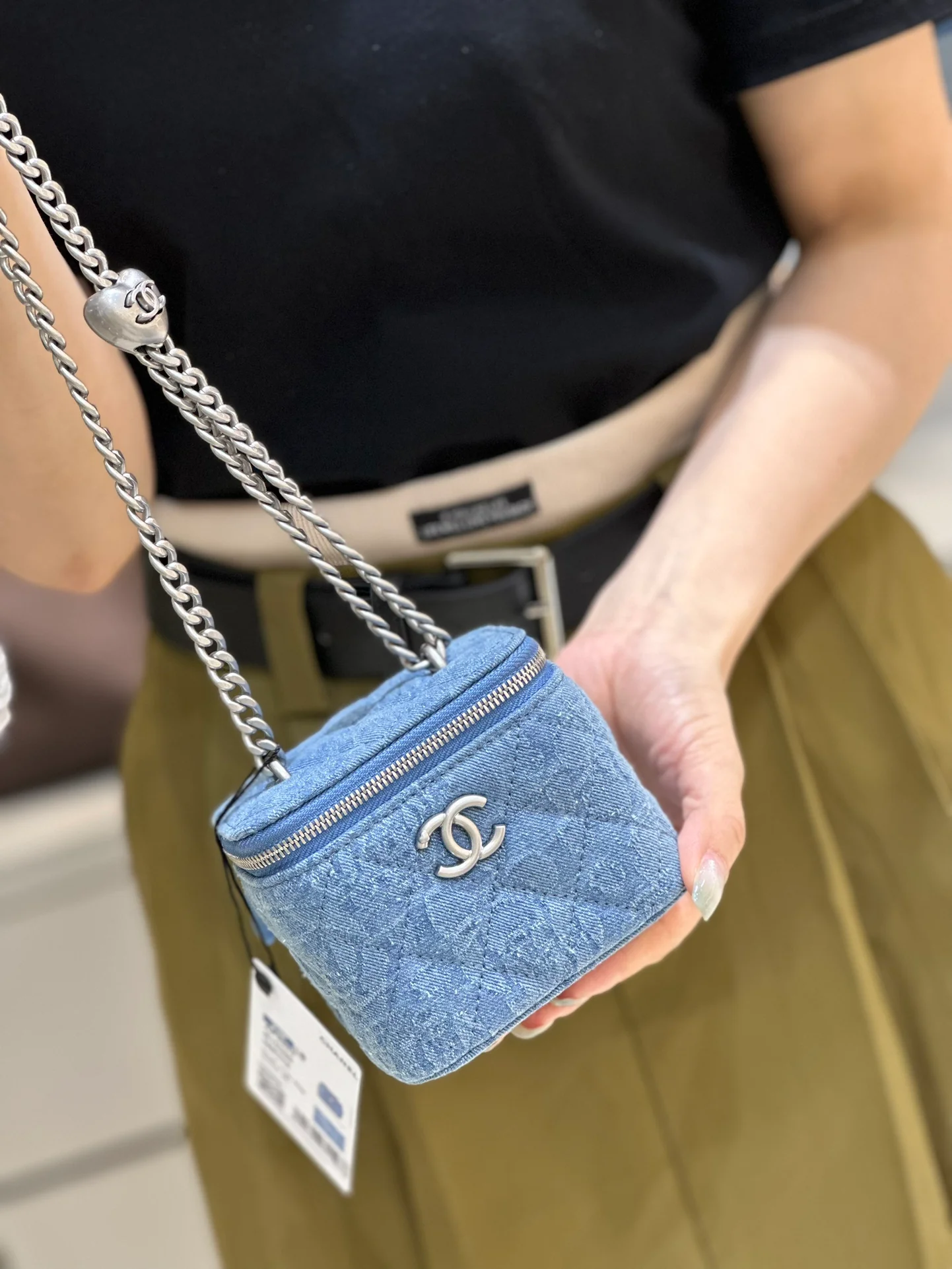 Пуговица в форме сердца из джинсовой ткани Chanel 2023 года — маленькая квадратная коробочка — светло-голубая серебристая пряжка