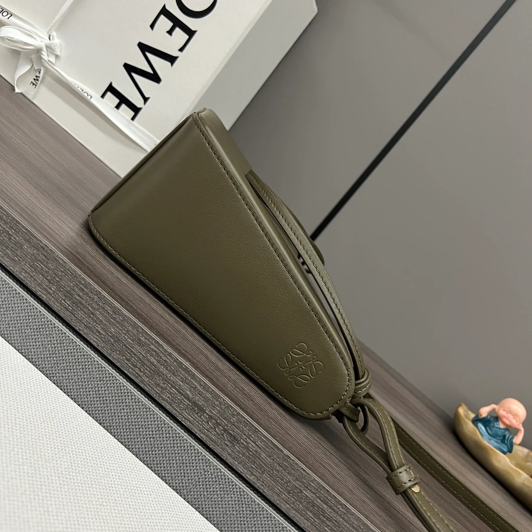 Сумка-хобо Loewe Hammock — темно-зеленая.