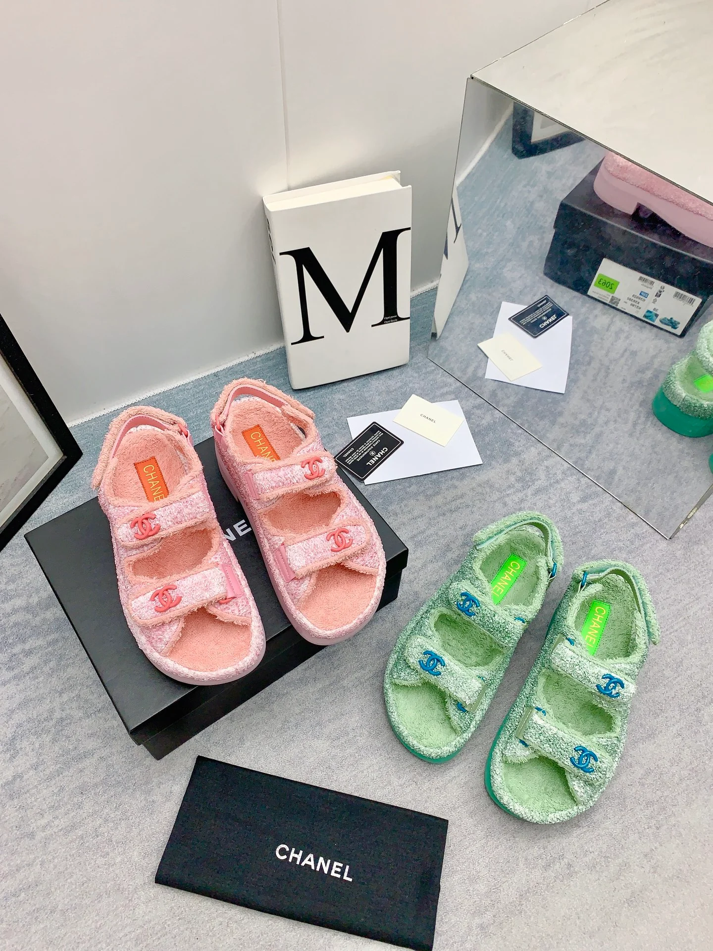 Новинка сезона осень/зима 2023 от Chanel - Сандалии на платформе из махровой ткани - зеленые.